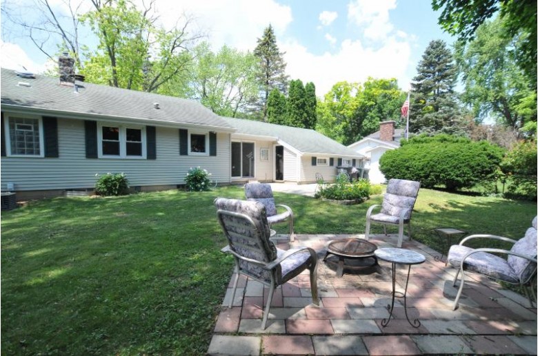 5560 S 44th St Greenfield, WI 53220-5203 by Re/Max Lakeside-27th $269,000