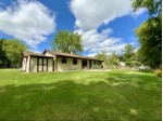 871 Crescent Ln Hartland, WI 53029-5302 by Lake Country Flat Fee $341,750