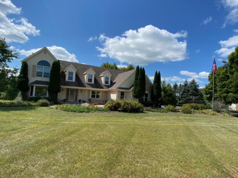 W303N8671 Woodland Dr, Hartland, WI by Realty Executives - Integrity $649,900
