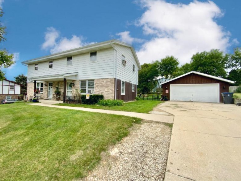 387 Willow Grove Dr 389 Pewaukee, WI 53072-3959 by Lake Country Flat Fee $364,900