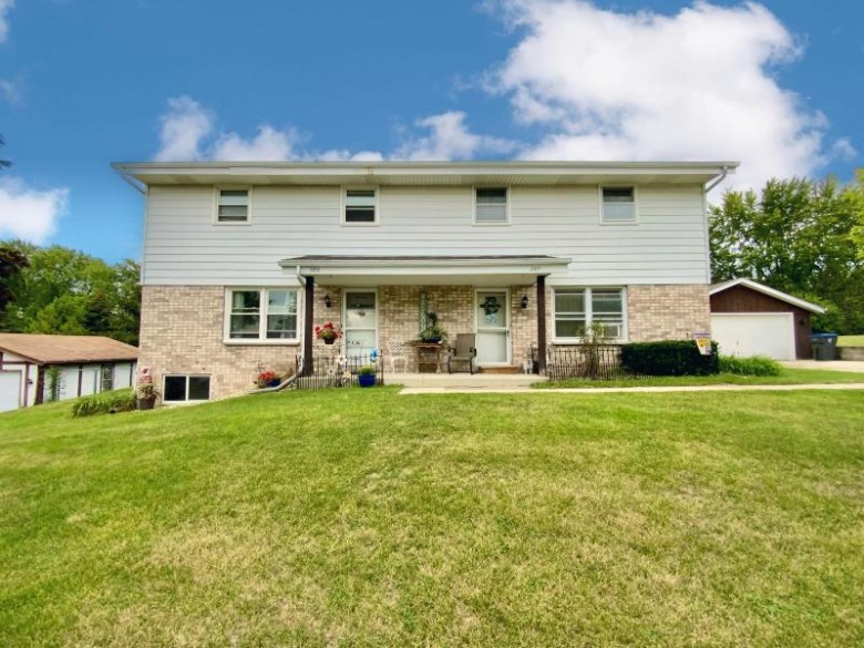 387 Willow Grove Dr 389 Pewaukee, WI 53072-3959 by Lake Country Flat Fee $364,900