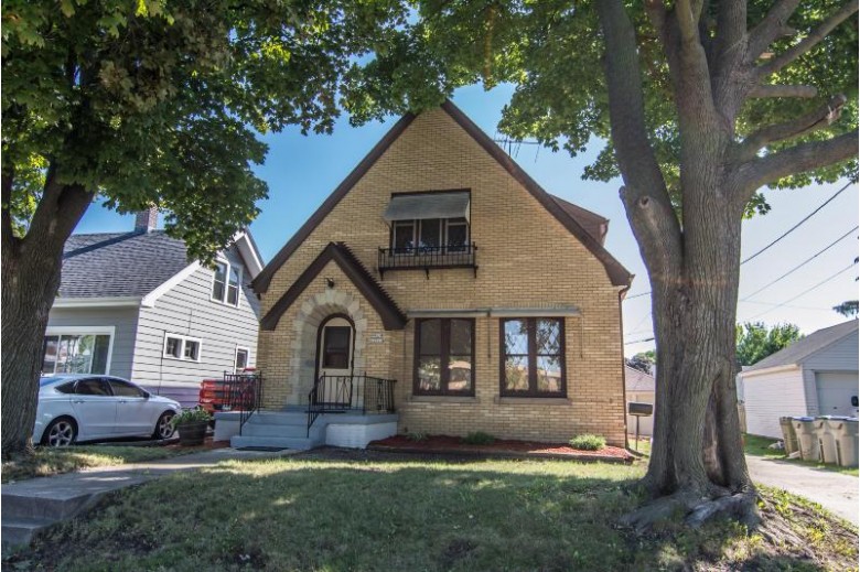 4424 S Howell Ave Milwaukee, WI 53207-5032 by Buyers Vantage $307,000