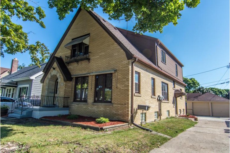 4424 S Howell Ave Milwaukee, WI 53207-5032 by Buyers Vantage $307,000