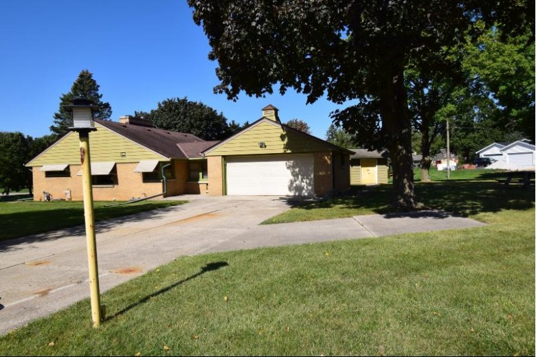 3280 Burlawn Pkwy, Brookfield, WI by Coldwell Banker Realty $284,000