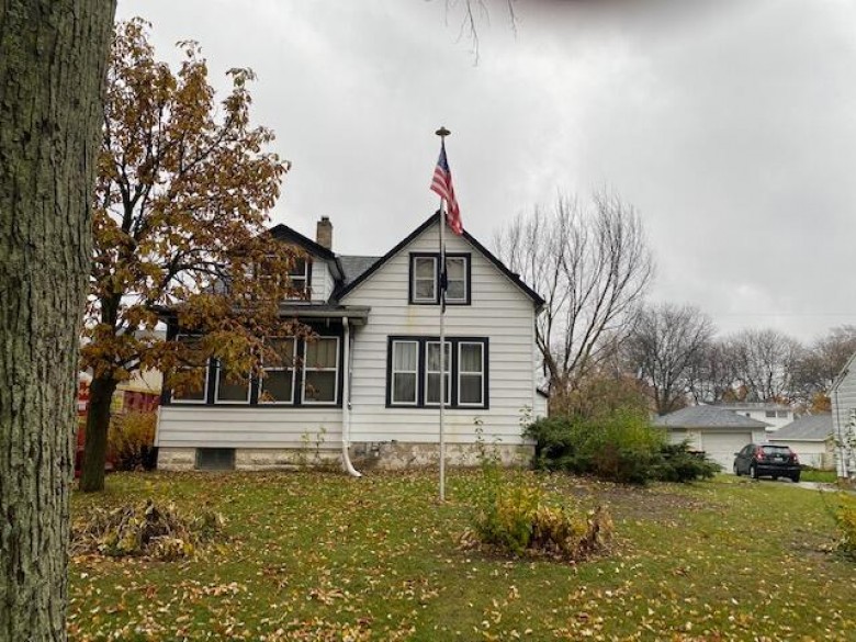 7701 W Clarke St Wauwatosa, WI 53213-1113 by Berkshire Hathaway Homeservices Metro Realty $100,000