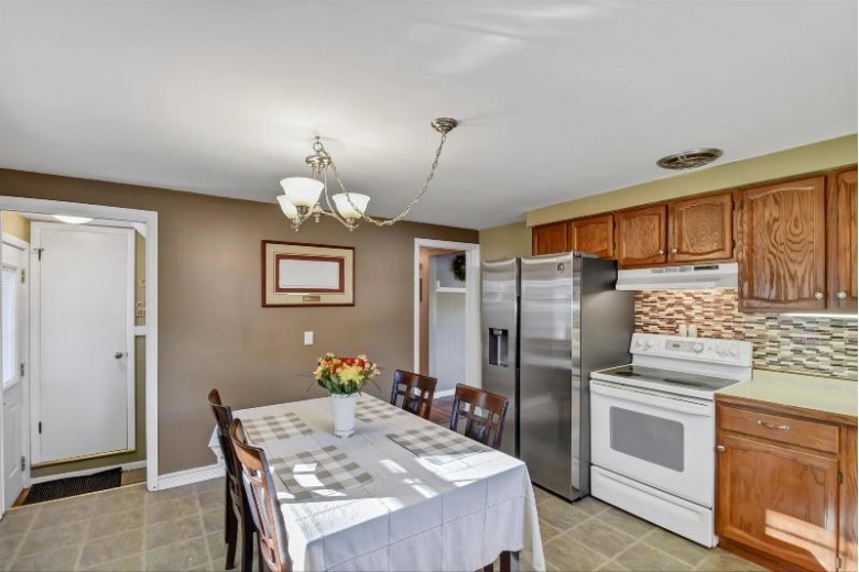 733 Grove Street Menasha, WI 54952-2556 by Ben Bartolazzi Real Estate, Inc $185,000
