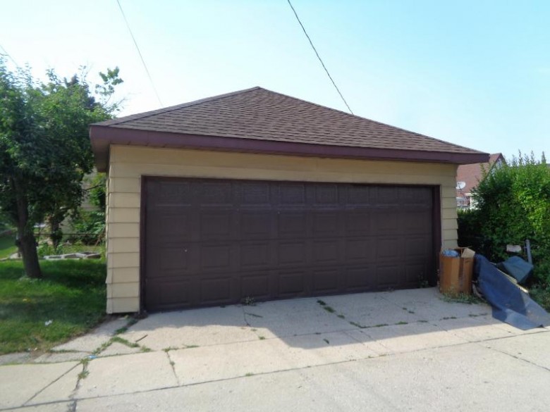 3209 W Lynndale Ave Greenfield, WI 53221-1131 by Response Realtors $173,900