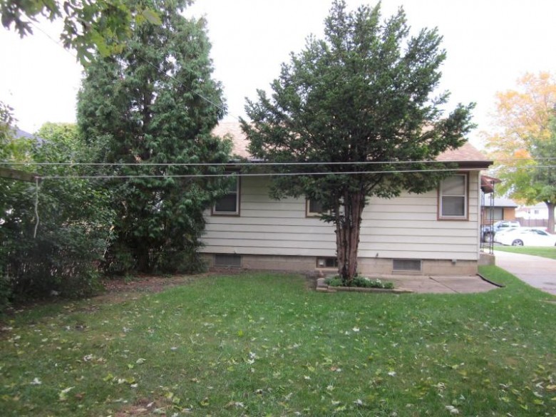 4911 W Norwich Ct Milwaukee, WI 53220-2719 by Famous Homes Realty $134,990