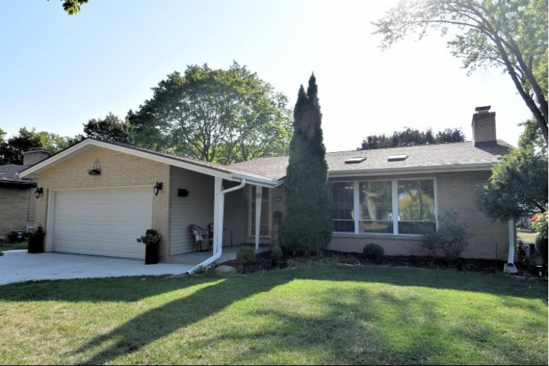 8301 W Dreyer Pl West Allis, WI 53219 by Berkshire Hathaway Homeservices Metro Realty $285,000