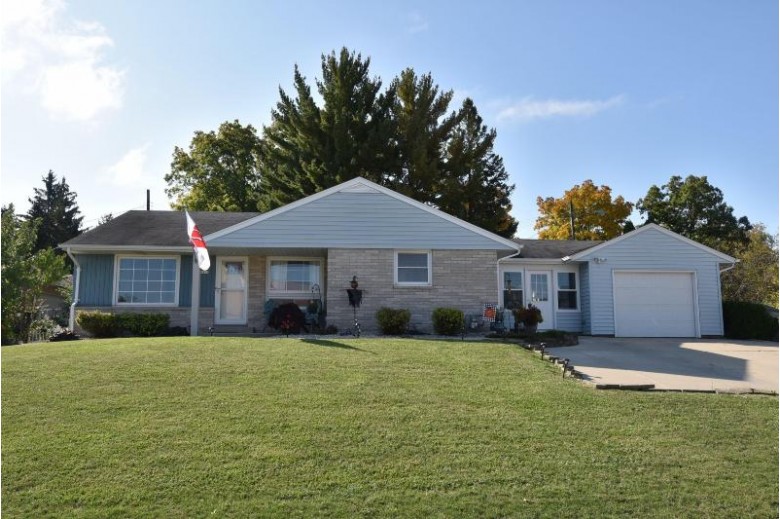 6815 W Bottsford Ave Greenfield, WI 53220 by Re/Max Lakeside-27th $299,900