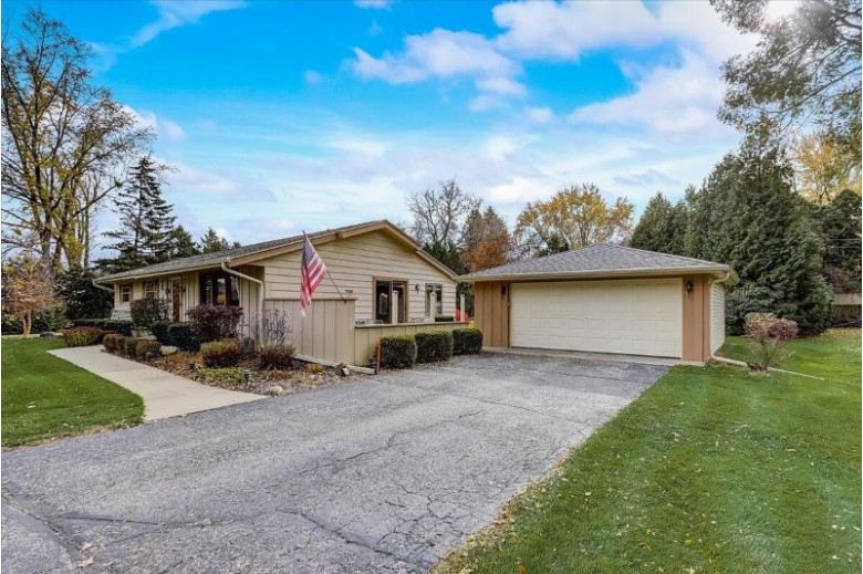 N32W22017 Hill N Dale Cir Pewaukee, WI 53072-4148 by Realty Executives - Integrity $347,500