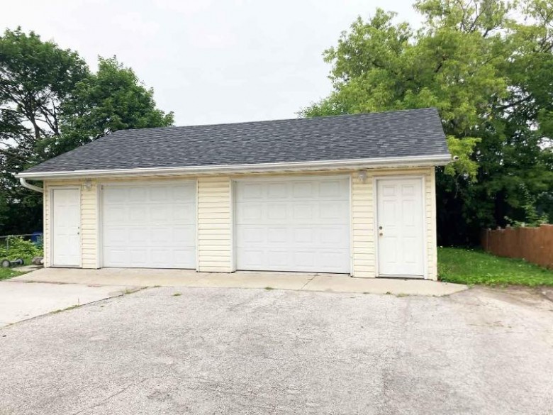 1715 Eastman Avenue Green Bay, WI 54302 by Todd Wiese Homeselling System, Inc. $199,900