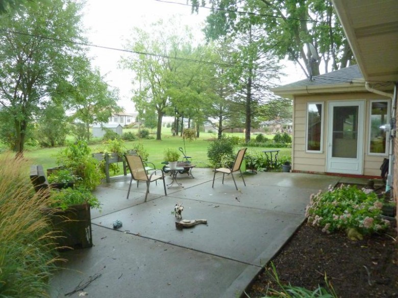 N40W22828 Sunset Dr Pewaukee, WI 53072-2702 by Koepp Realty $369,900