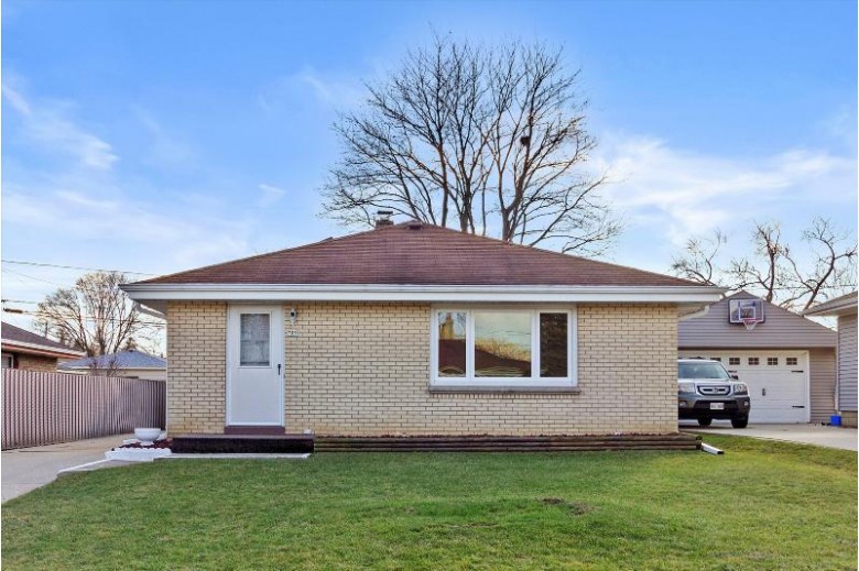 709 Clark Ave South Milwaukee, WI 53172 by Coldwell Banker Realty -Racine/Kenosha Office $209,997