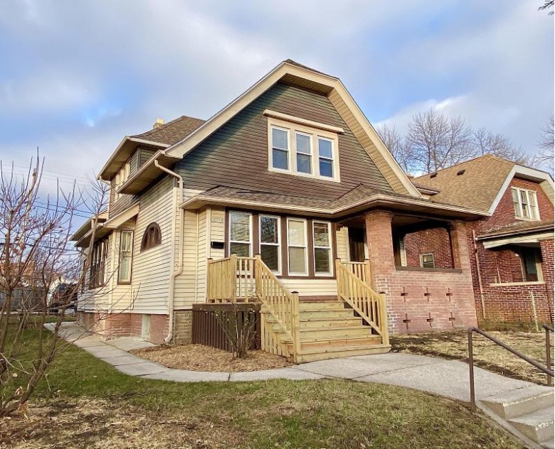 3009 S 12th St Milwaukee, WI 53215 by Resolute Real Estate Llc $224,000