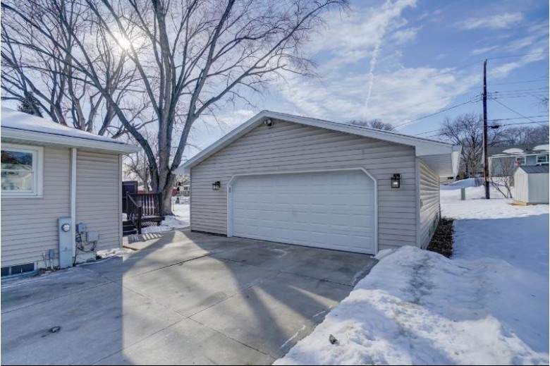 1118 Acewood Blvd, Madison, WI by Realty Executives Cooper Spransy $325,000