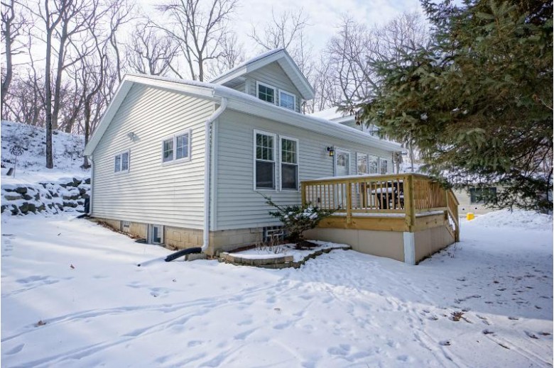 W299N2857 Maple Ave Pewaukee, WI 53072-4230 by Lake Country Flat Fee $349,900