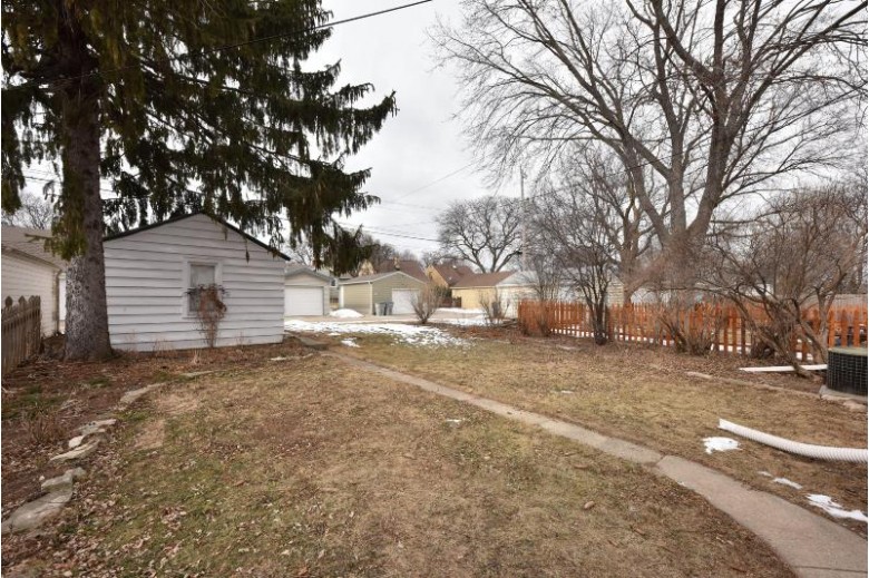 2853 N 79th St Milwaukee, WI 53222-4901 by Re/Max Realty Pros~brookfield $199,900