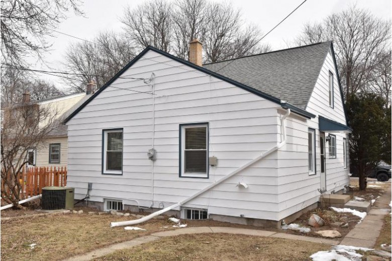 2853 N 79th St Milwaukee, WI 53222-4901 by Re/Max Realty Pros~brookfield $199,900