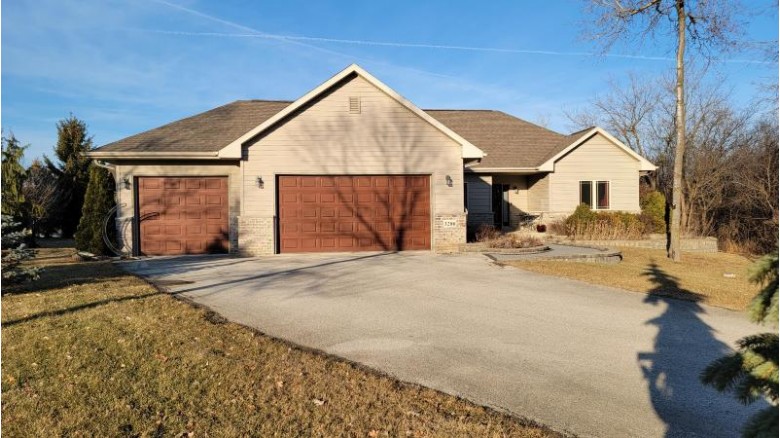 3286 W Plaza Dr, Franklin, WI by Re/Max Realty Pros~milwaukee $410,000