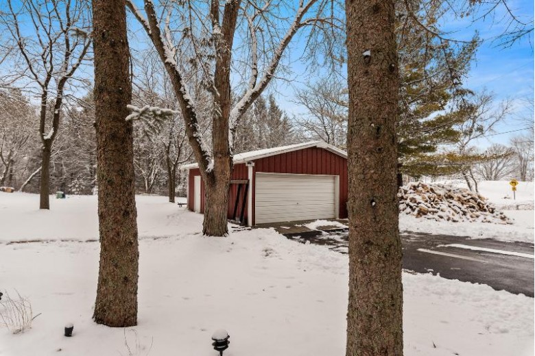 1422 Evergreen Dr West Bend, WI 53095-9507 by Coldwell Banker Realty $500,000