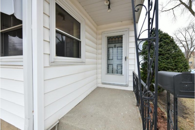 1115 E Holt Ave Milwaukee, WI 53207-3541 by Shorewest Realtors, Inc. $189,000