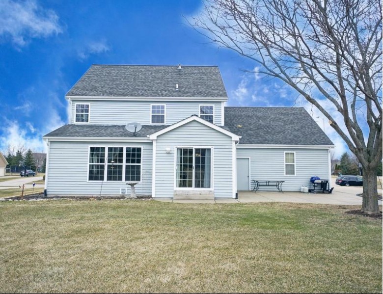 107 Long Meadow Dr Hartland, WI 53029-5302 by Lake Country Flat Fee $529,900
