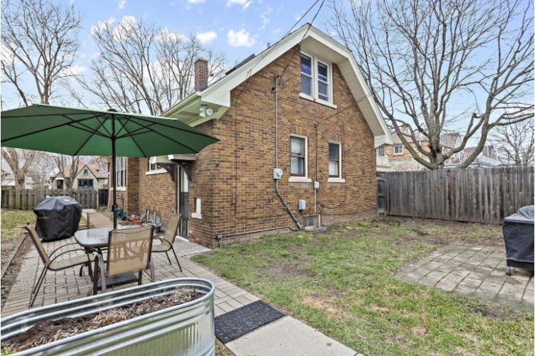 3260 S Lenox St Milwaukee, WI 53207-2808 by Coldwell Banker Realty $365,000