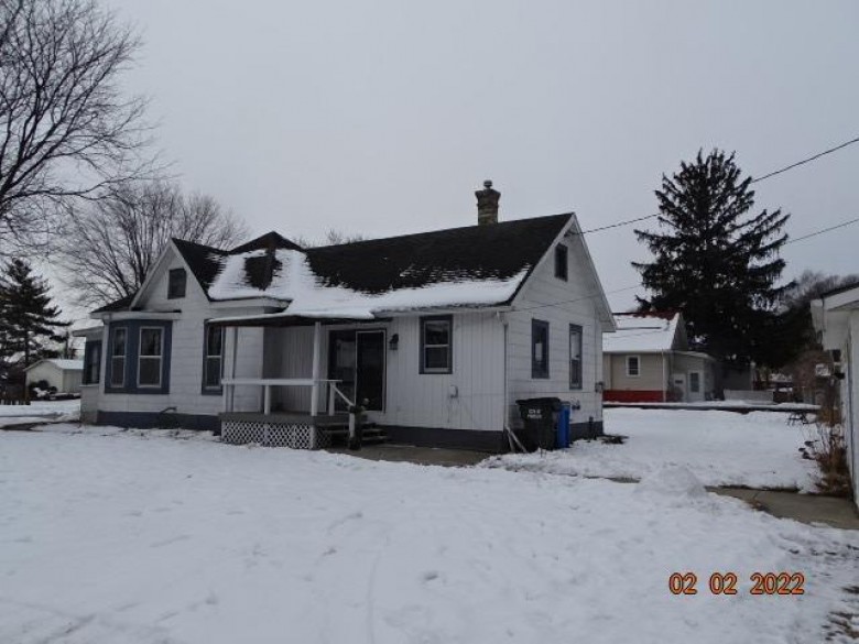 431 E Edgewater St Portage, WI 53901 by Johnson Realty $160,000