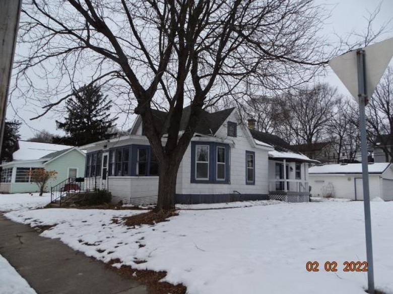 431 E Edgewater St Portage, WI 53901 by Johnson Realty $160,000