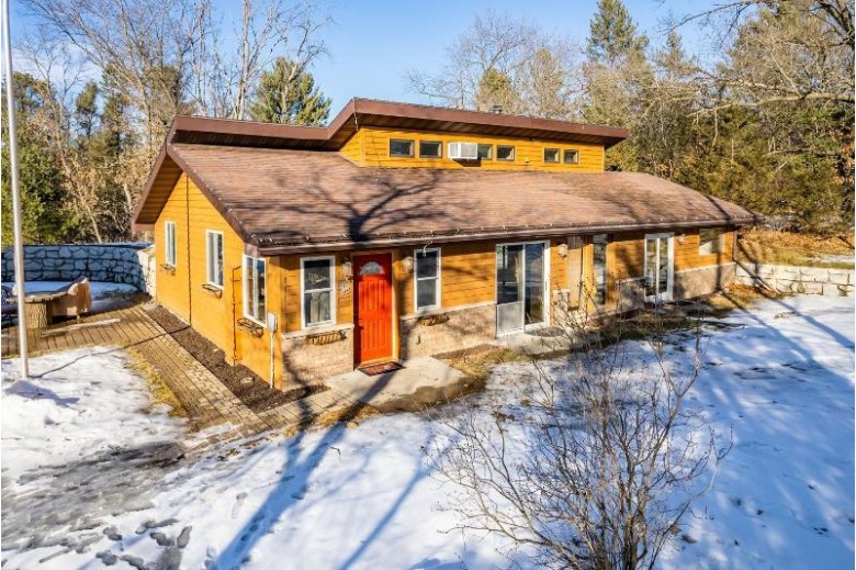 S2618 Vanhy Rd Baraboo, WI 53913 by Re/Max Grand $259,000