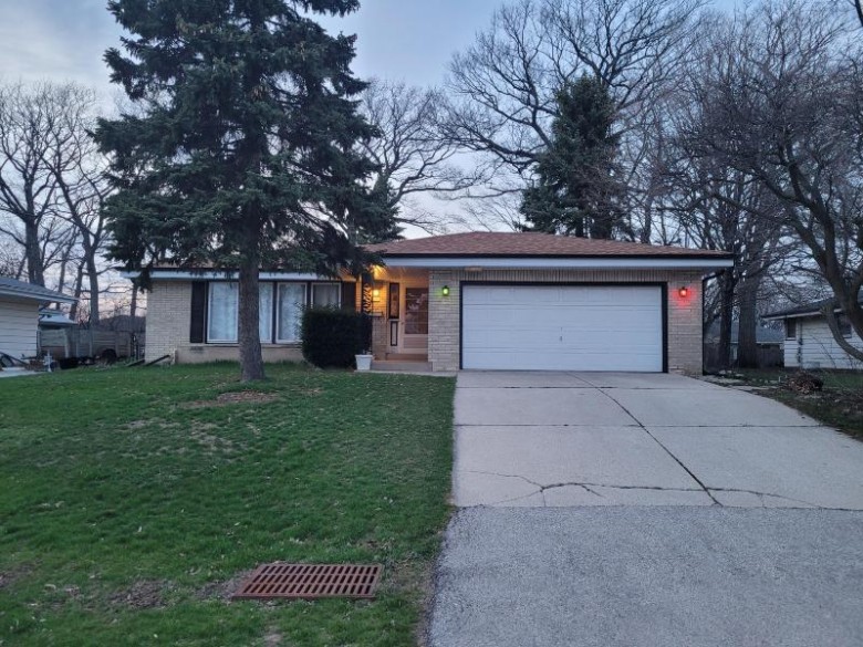 4606 W Tesch Ave Greenfield, WI 53220 by Exp Realty Llc-West Allis $262,000