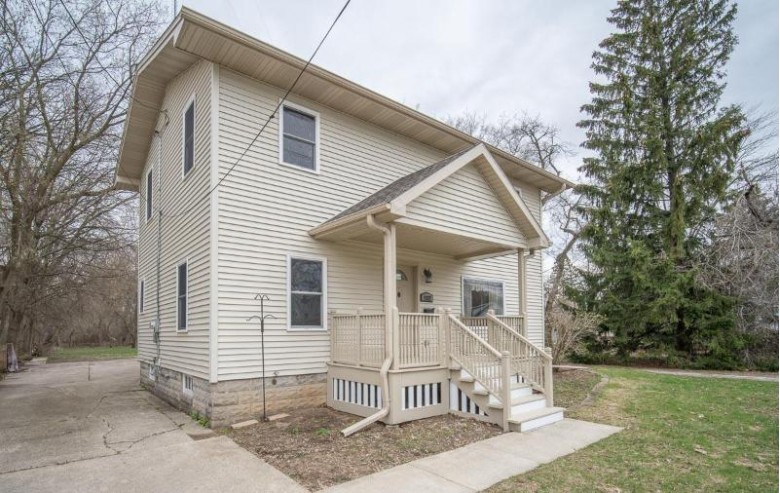 1527 W Lawn Ave Milwaukee, WI 53209-5132 by Re/Max Realty Pros~milwaukee $249,900