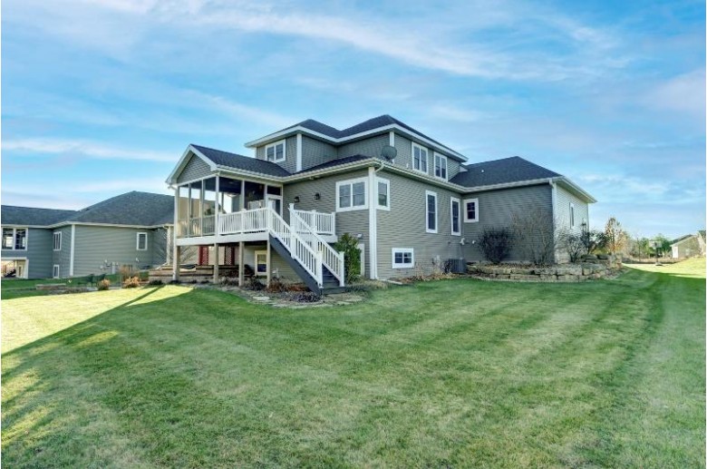 6400 Nature Cove Tr, Waunakee, WI by Restaino & Associates Era Powered $789,900