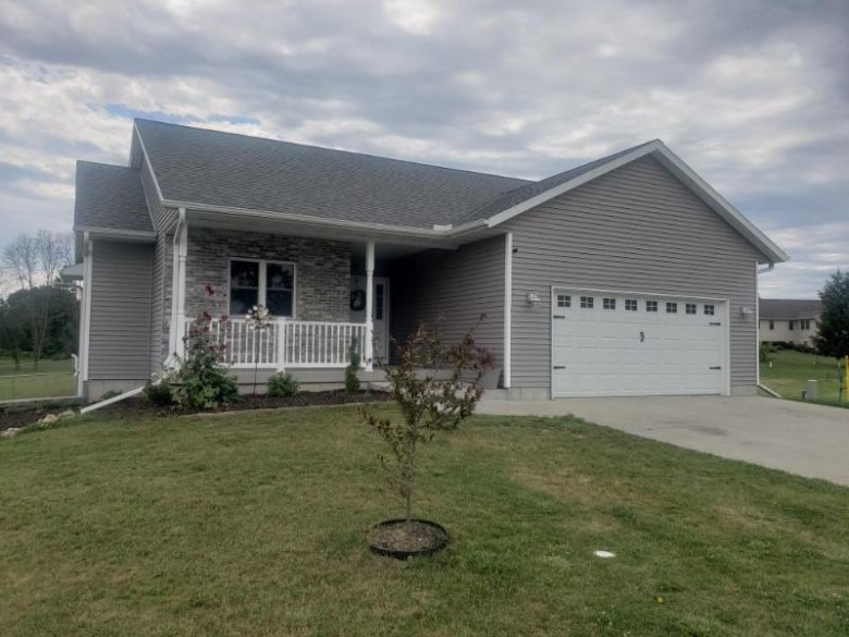 N6743 Clover Ln, Pardeeville, WI by First Weber Real Estate $334,000