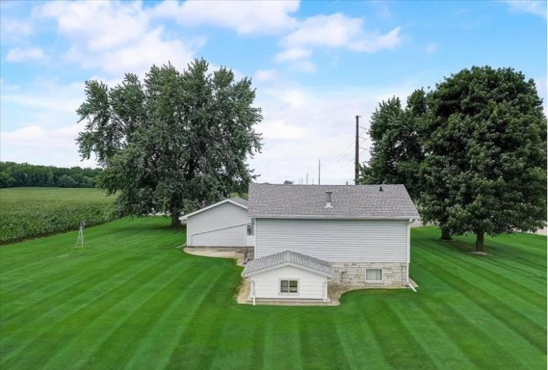 5980 Hwy 113 Waunakee, WI 53597 by Re/Max Preferred $550,000