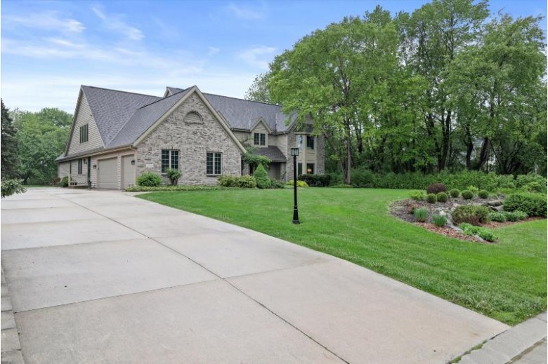 18385 High Meadow Dr Brookfield, WI 53045-3878 by Benefit Realty $750,000