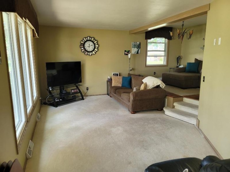 3550 S Brentwood Rd New Berlin, WI 53151-5414 by Homestead Realty, Inc~milw $379,900