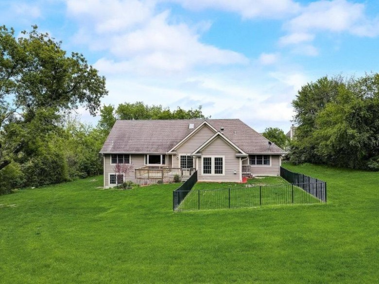 2904 Lookout Ridge Ct Waukesha, WI 53189 by Re/Max Realty Pros~brookfield $519,000