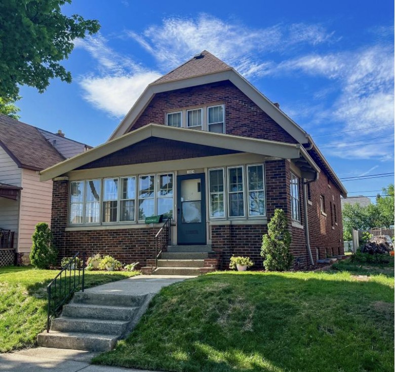 1009 W Oklahoma Ave Milwaukee, WI 53215-4745 by Re/Max Realty Pros~hales Corners $234,900