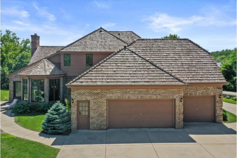 N10W29863 St James Ct, Waukesha, WI by First Weber Real Estate $1,100,000
