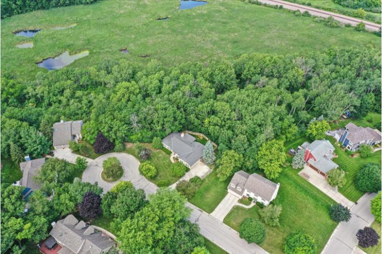 653 Kahen Ct Hartland, WI 53029-2528 by First Weber Real Estate $524,900