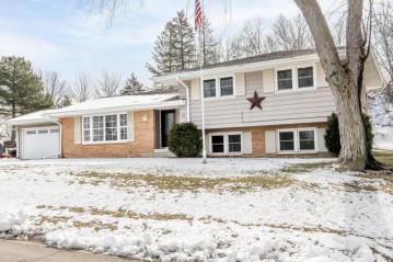418 Lookout Dr, Pewaukee, WI 53072-3620