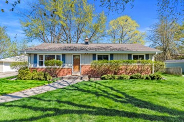 6340 N Willow Glen Ln, Glendale, WI 53209-3448