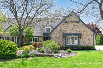 2609 W Lake Isle Dr, Mequon, WI 53092